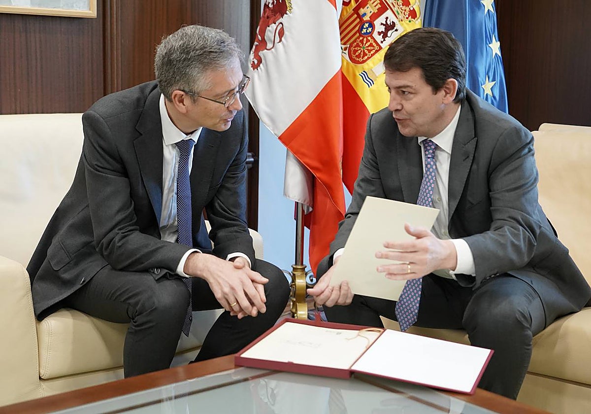 El presidente de la Junta de Castilla y León, Alfonso Fernández Mañueco, ha mantenido este lunes un encuentro con el Gobernador del Banco de España, Pablo Hernández de Cos
