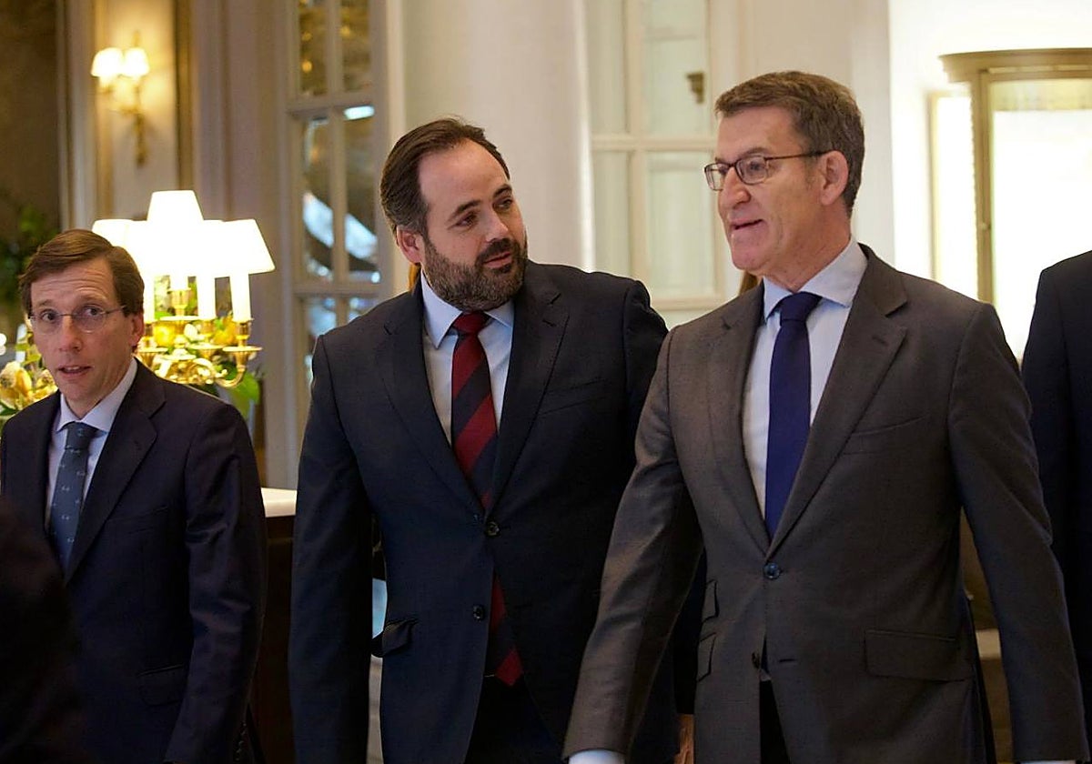 Núñez extra en el acto junto a Feijóo y Martínez Almeida