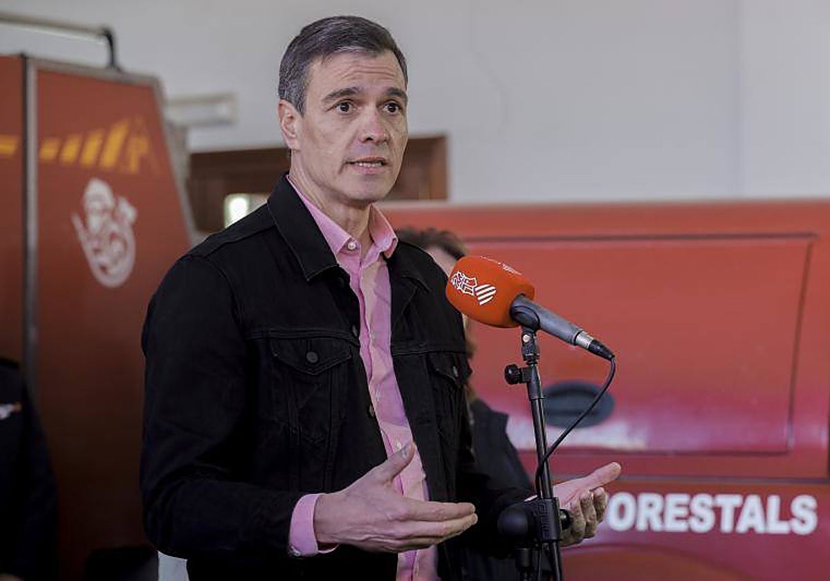 El presidente del Gobierno, Pedro Sánchez, visita el Puesto de Mando Avanzado instalado en Barracas (Castellón),
