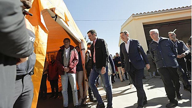 El presidente del Gobierno, Pedro Sánchez, y el presidente de la Generalitat Valenciana, Ximo Puig, en el Puesto de Mando Avanzado instalado por el incendio de Castellón