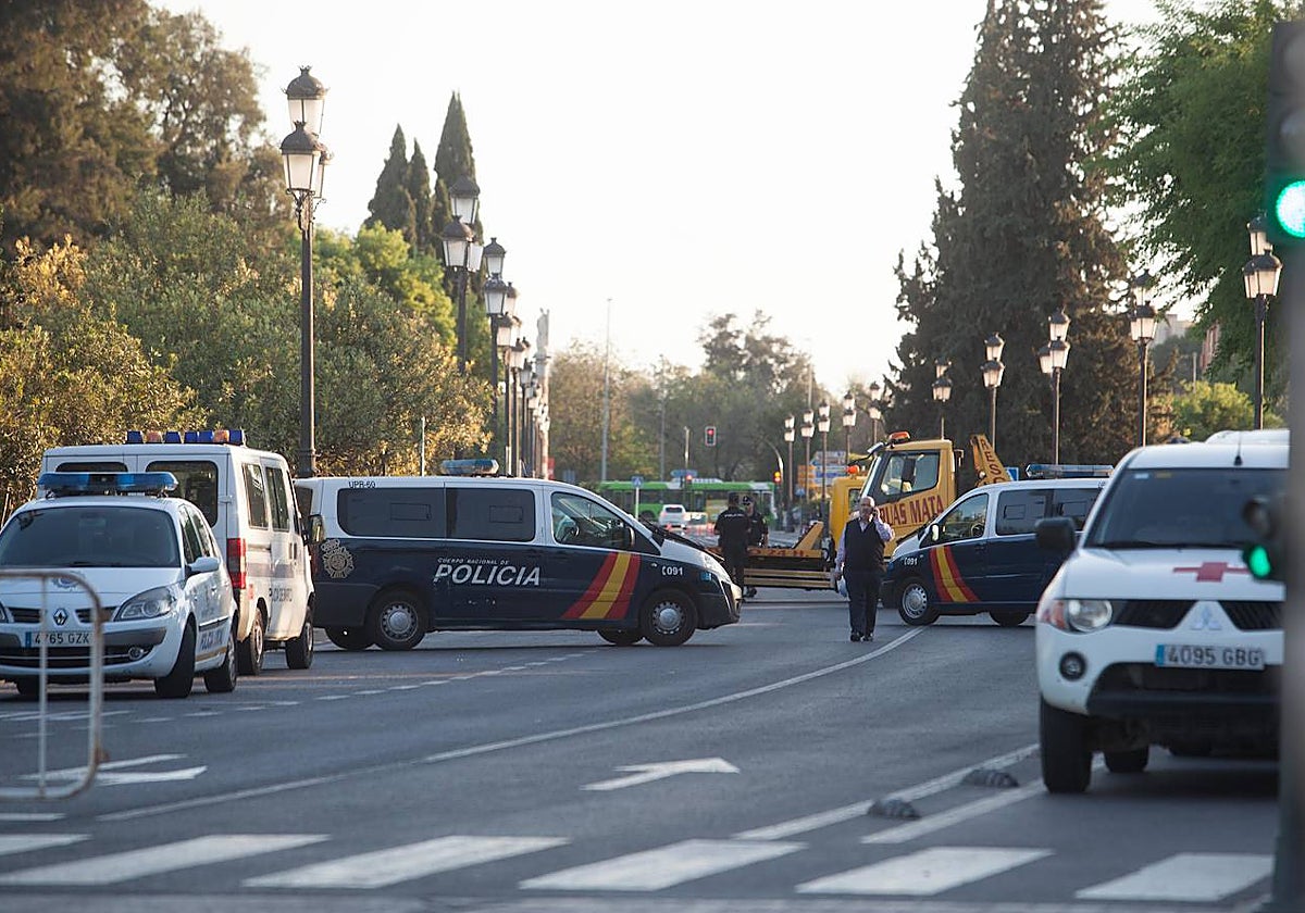 Tráfico cortado en Semana Santa en la avenida del Alcázar
