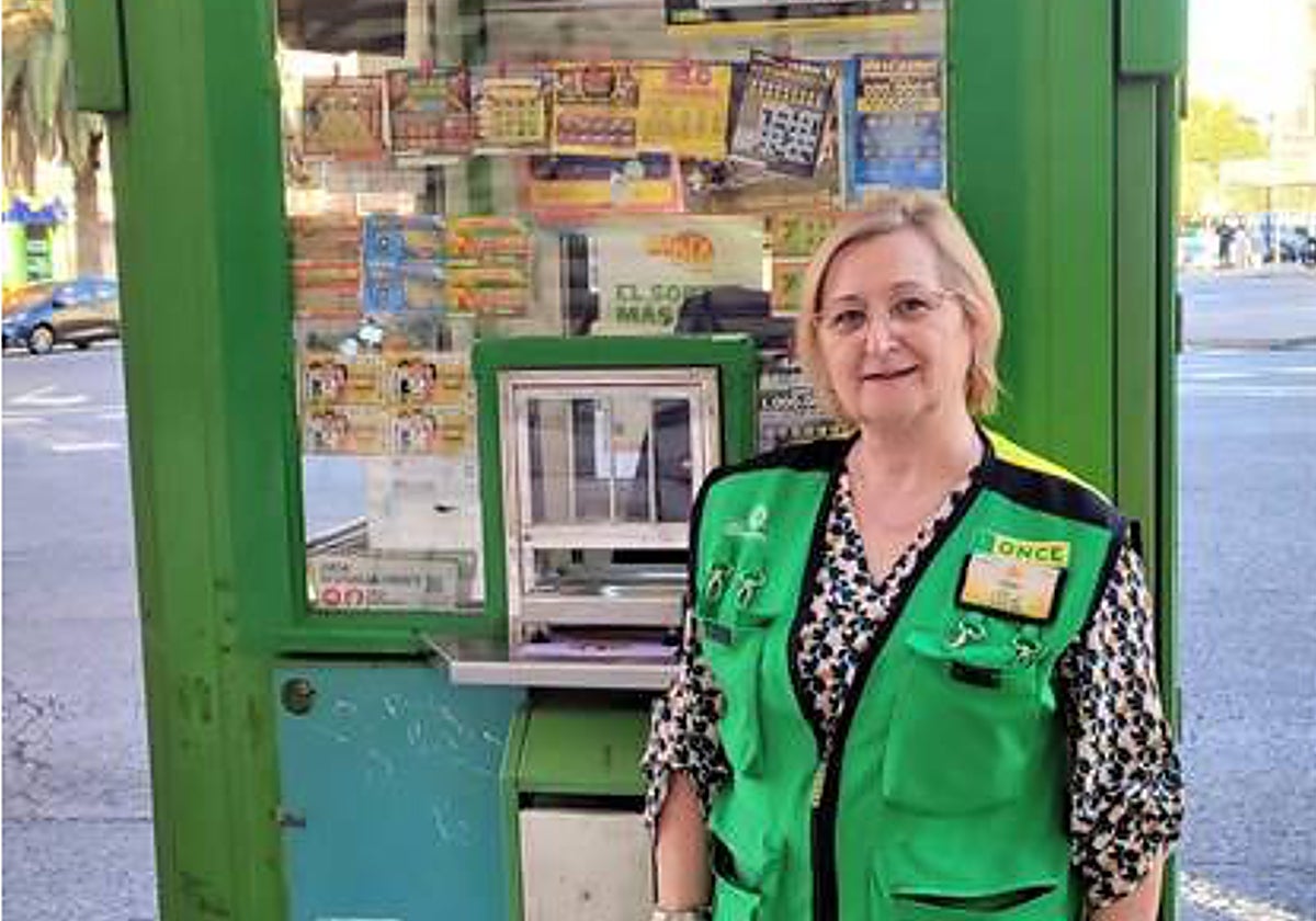 La vendedora de la ONCE Remedios Abad en su punto de venta