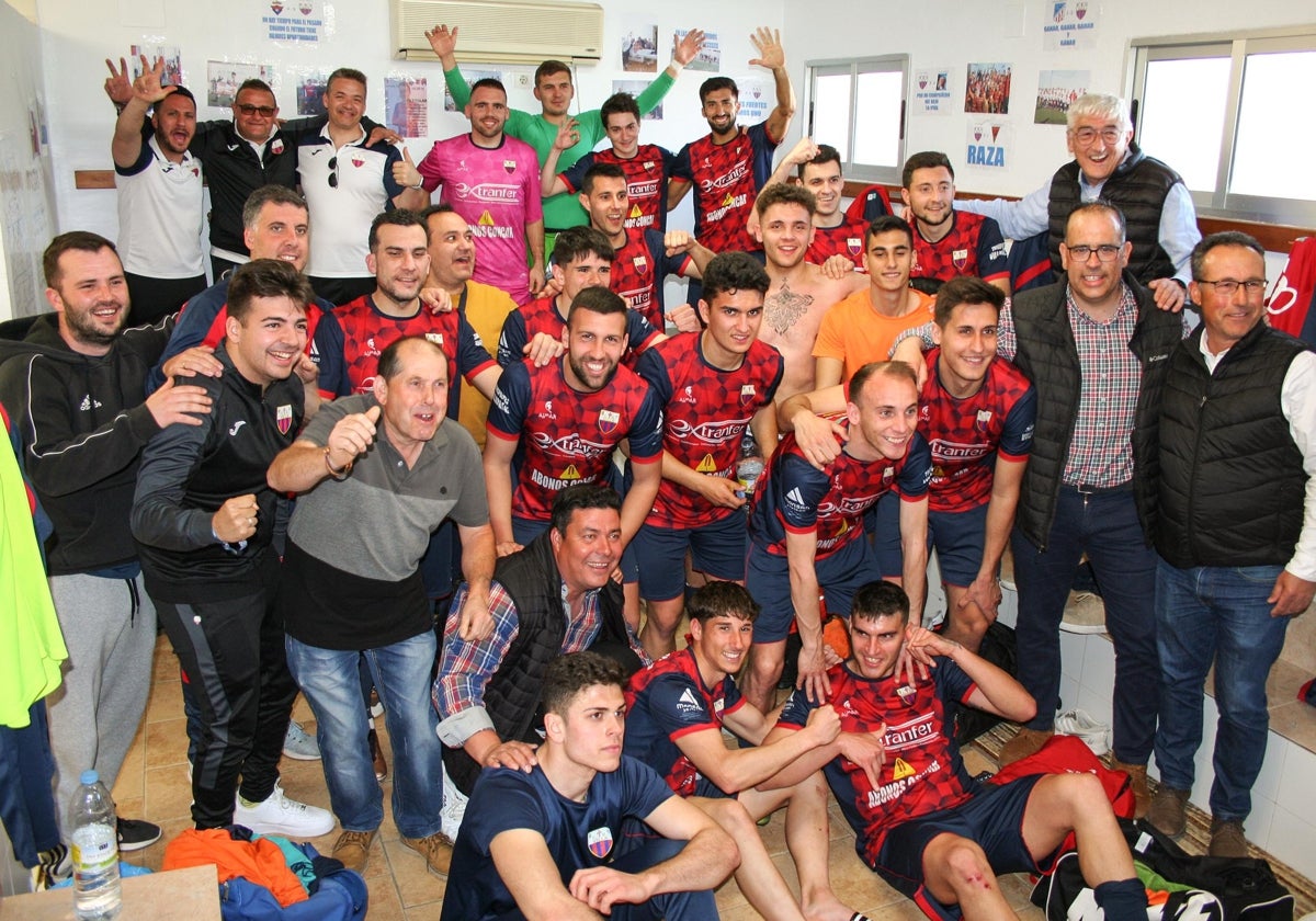 Los jugadores del Villa celebran en el vestuario la victoria por 2-1 sobre el Mora, en el grupo II de Preferente