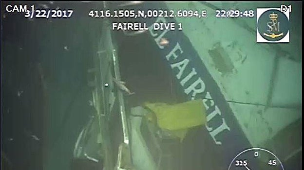 El pesquero hundido en el Puerto de Barcelona