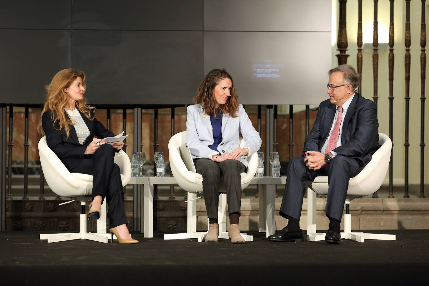 Mesa redonda sobre 'Lo que no hacen los robot', moderada por la jefa de sección de ABC Familia, Laura Peralta. Han participado Laura Aulló González, psicóloga sanitaria y terapeuta de Familia, y David Granados, senior director Lion Bridge, experto en IA