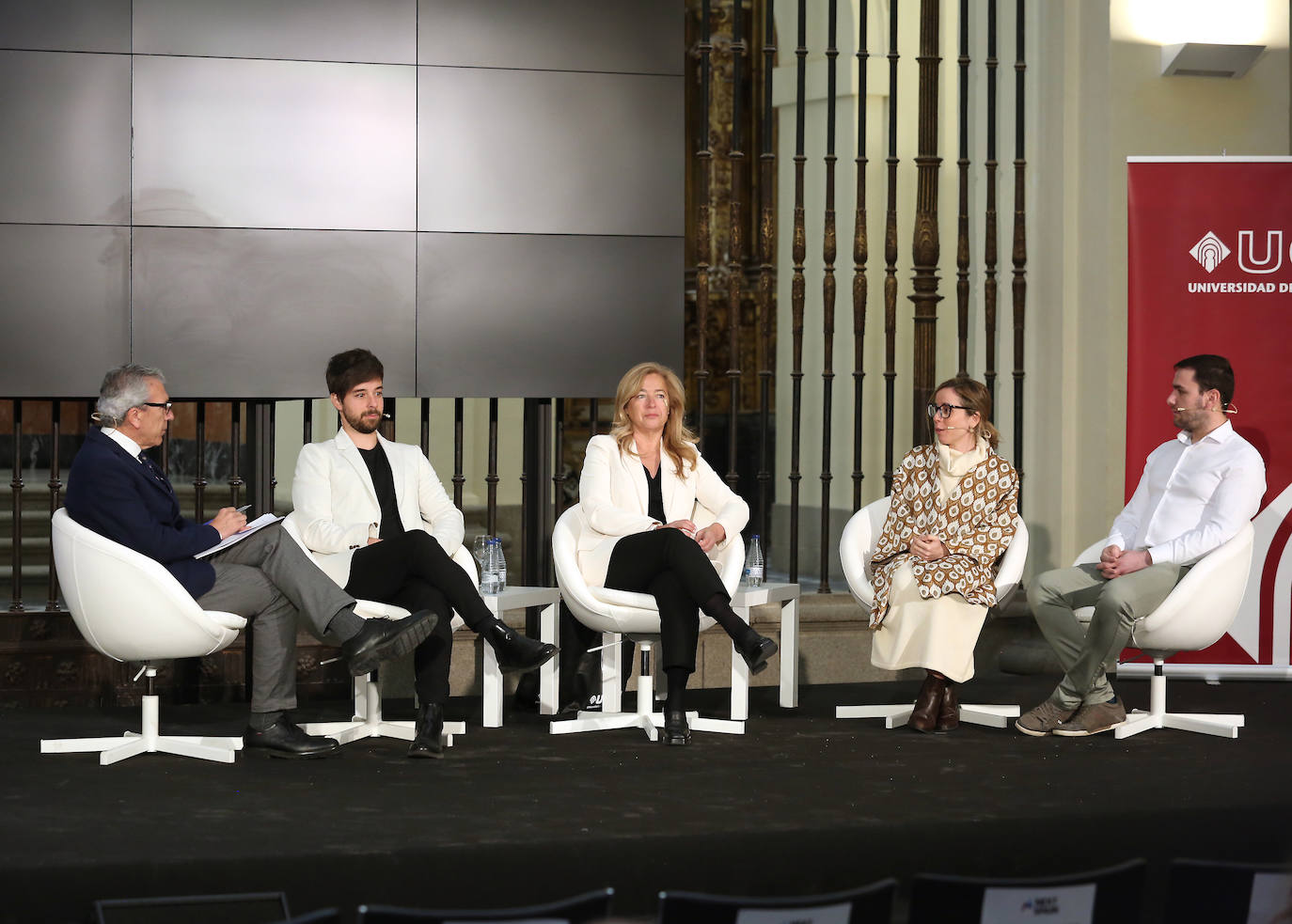 La mesa redonda 'Talento y oportunidades', moderada por el delegado de ABC en Castilla-La Mancha, Antonio González Jerez, con Santiago Amador, doctor en Comunicación; Leonor Gallardo, vicerrectora de Coordinación, Comunicación y Promoción; Olga García, profesora de la UCLM y Andrés Moreno, ganador del Pitch Competition en el ExplorerDay 2019