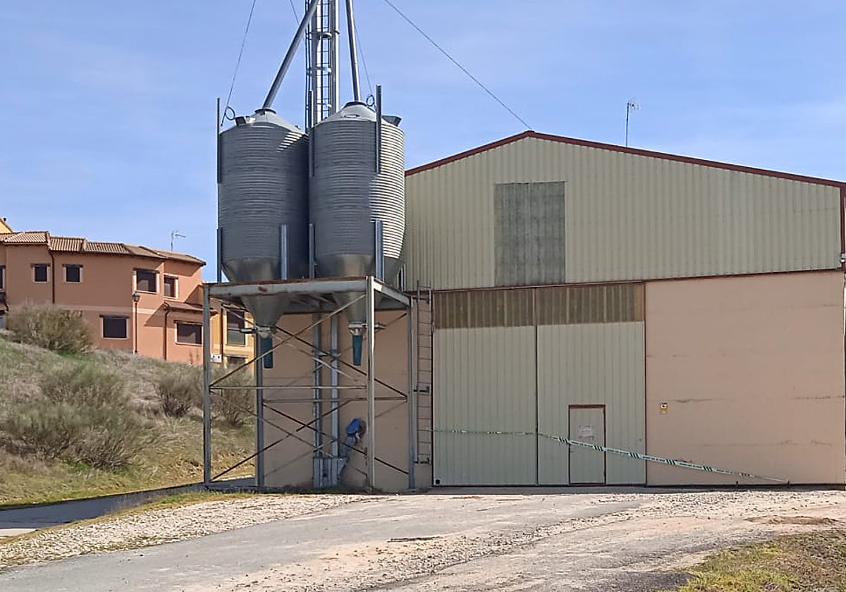 Almacén anexo a la vivienda en Carbonero de Ahusín, precintado por la Guardia Civil