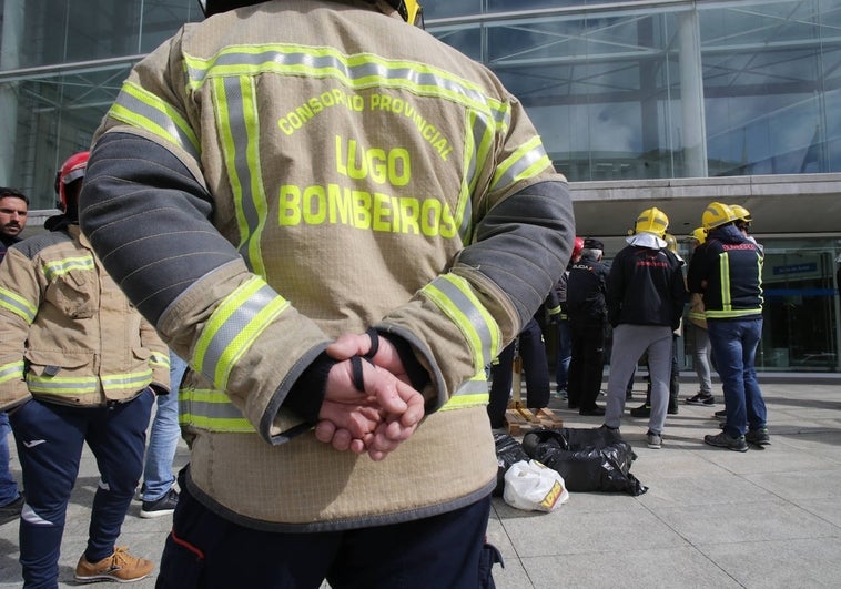 Mueren dos hermanos en un incendio causado por un móvil cargando