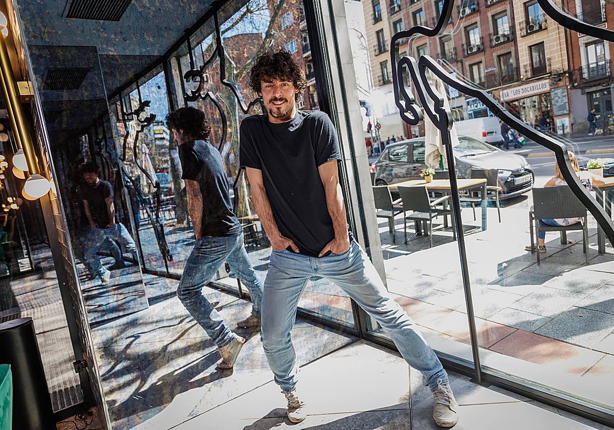 El artista no puede refrenar el baile y sus tics frente a la cámara