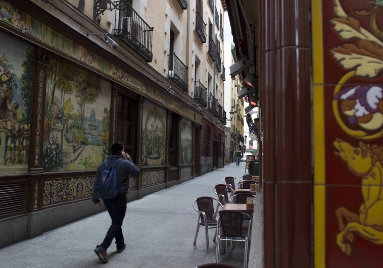 Azulejería andaluza del famoso Villa Rosa, frente a los espejos 'valleinclanescos'