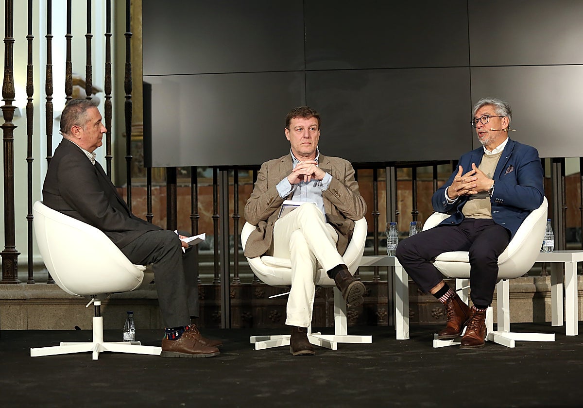 Renzo Liaj y Roberto Martínez, con el moderador Alberto Velázquez