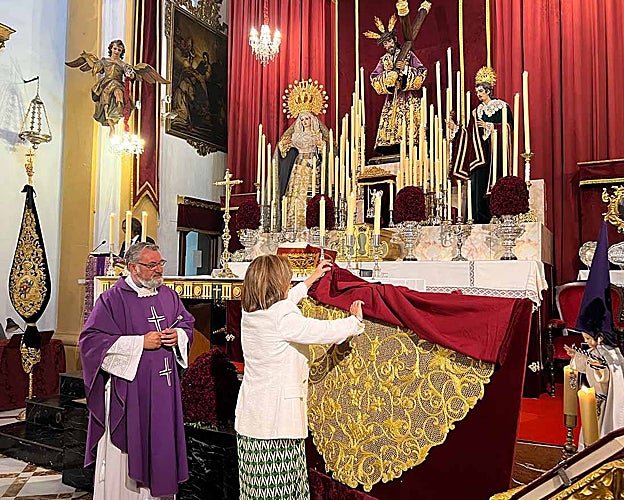 El párroco, Jesús Poyato, junto a Concha Olivenza, hermana mayor, en la bendición de la toca