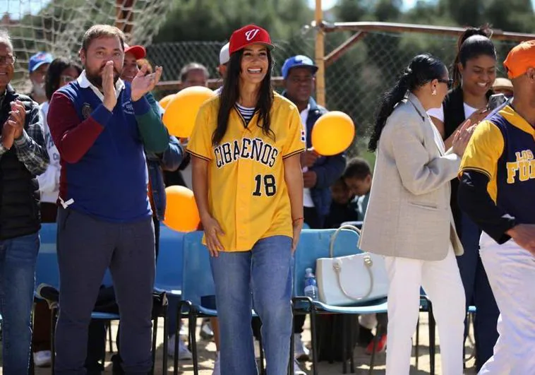 Las redes alucinan con Begoña Villacís por su 'look' para inaugurar una cancha de softbol: «Saludos a sus tíos de Bel Air»