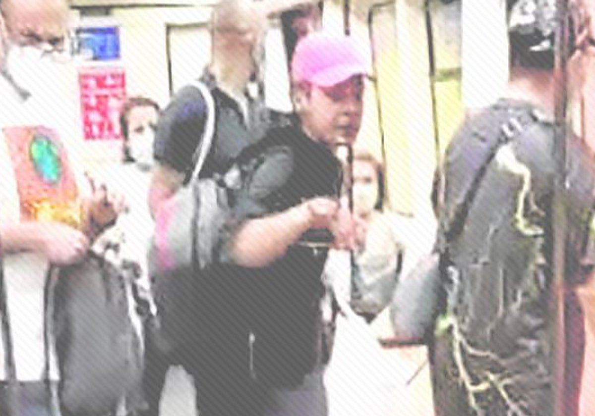 El atacante, con gorra rosa, durante el suceso en el Metro de Madrid