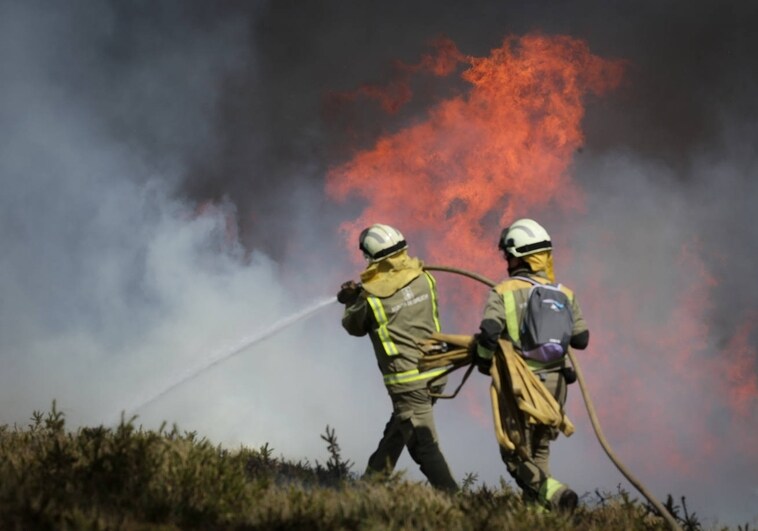 Desalojadas varias aldeas de Baleira por la proximidad de las llamas de un incendio