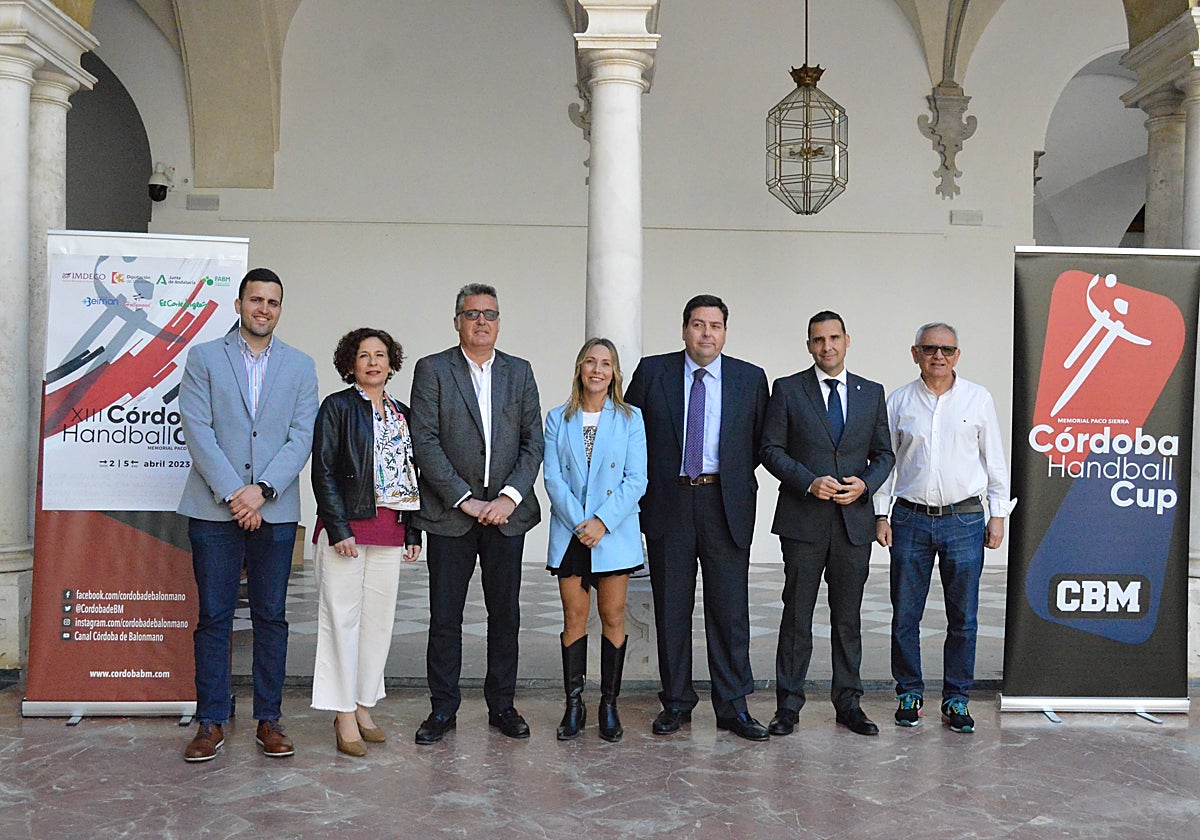 La delegada de Deportes de la Diputación, Ana Blasco (centro), en la presentación de la Córdoba Handball 2023