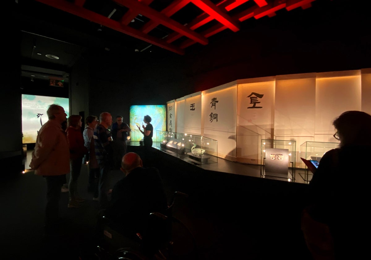 Varios visitantes de la muestra en el Marq, en este primer día de apertura al público