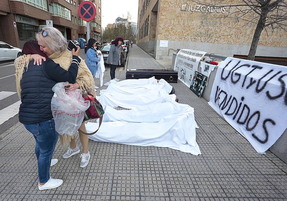 El Juzgado de lo Penal número dos de León afronta la recta final el juicio por la muerte de seis mineros en octubre de 2013 en el Pozo Emilio de la Hullera Vasco Leonesa. En la imagen, varios familiares de los fallecidos minutos antes del inicio del juicio