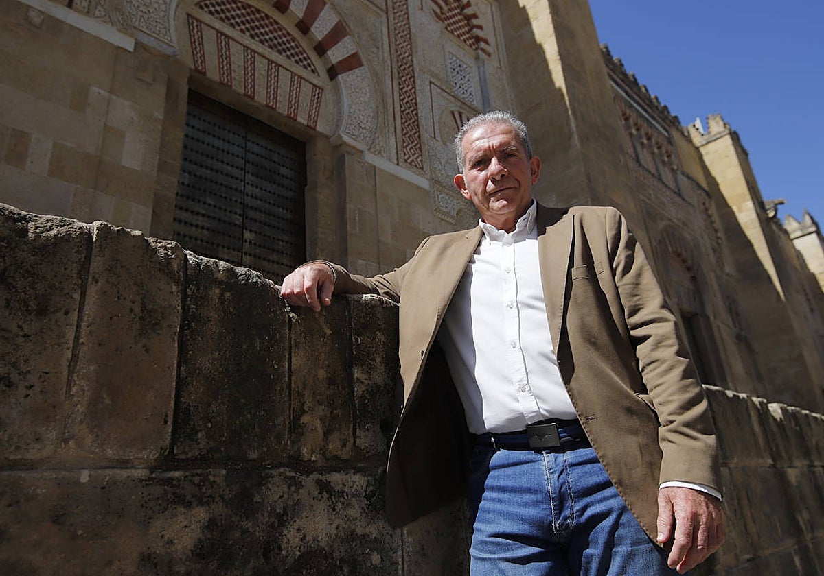 Juan Rodríguez Aguilar, junto al muro oriental de la Mezquita-Catedral de Córdoba