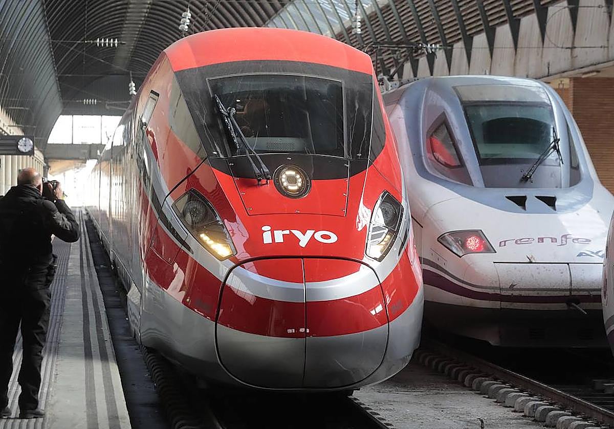 Una de las 'flechas rosa' de Iryo, estacionada junto a un AVE de Renfe