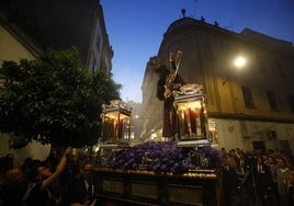 El Señor del Soberano Poder pisa las calles de Córdoba en una noche de meditación solemne