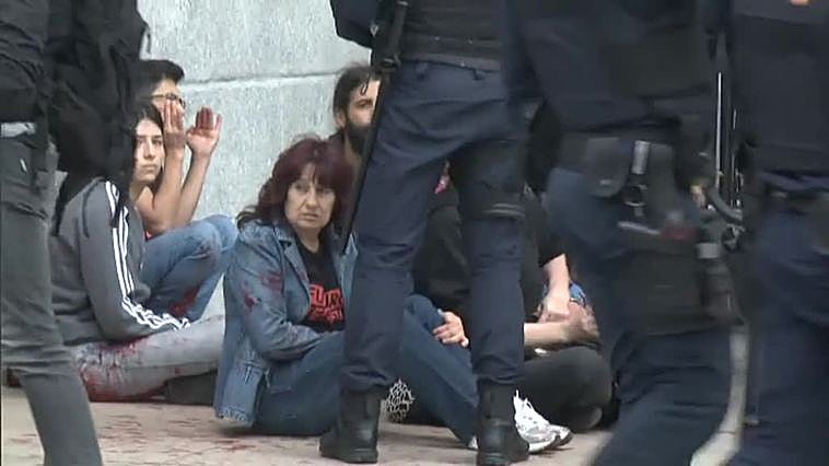 Activistas climáticos lanzan pintura roja contra la fachada del Congreso