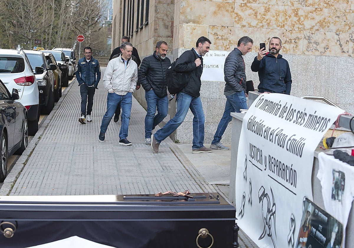 Varios de los acusados, a su llegado a los juzgados