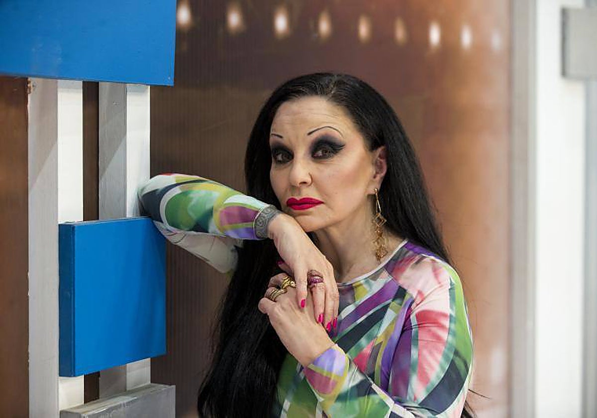 La cantante Olvido Gara, Alaska, posa para ABC durante una entrevista