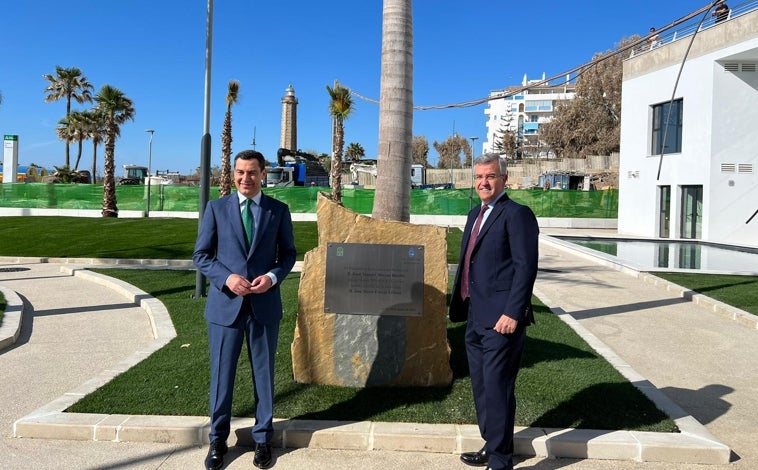 Imagen principal - El alcalde de Estepona, José María García Urbano, y el presidente andaluz, Juanma Moreno, abrieron el mirador al público con una visita desde la que visitaron las vistas de la mano del urbanista Salvador Moreno Peralta