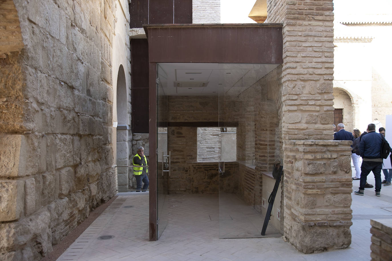 La recuperada puerta almohade del Alcázar de Córdoba, en imágenes