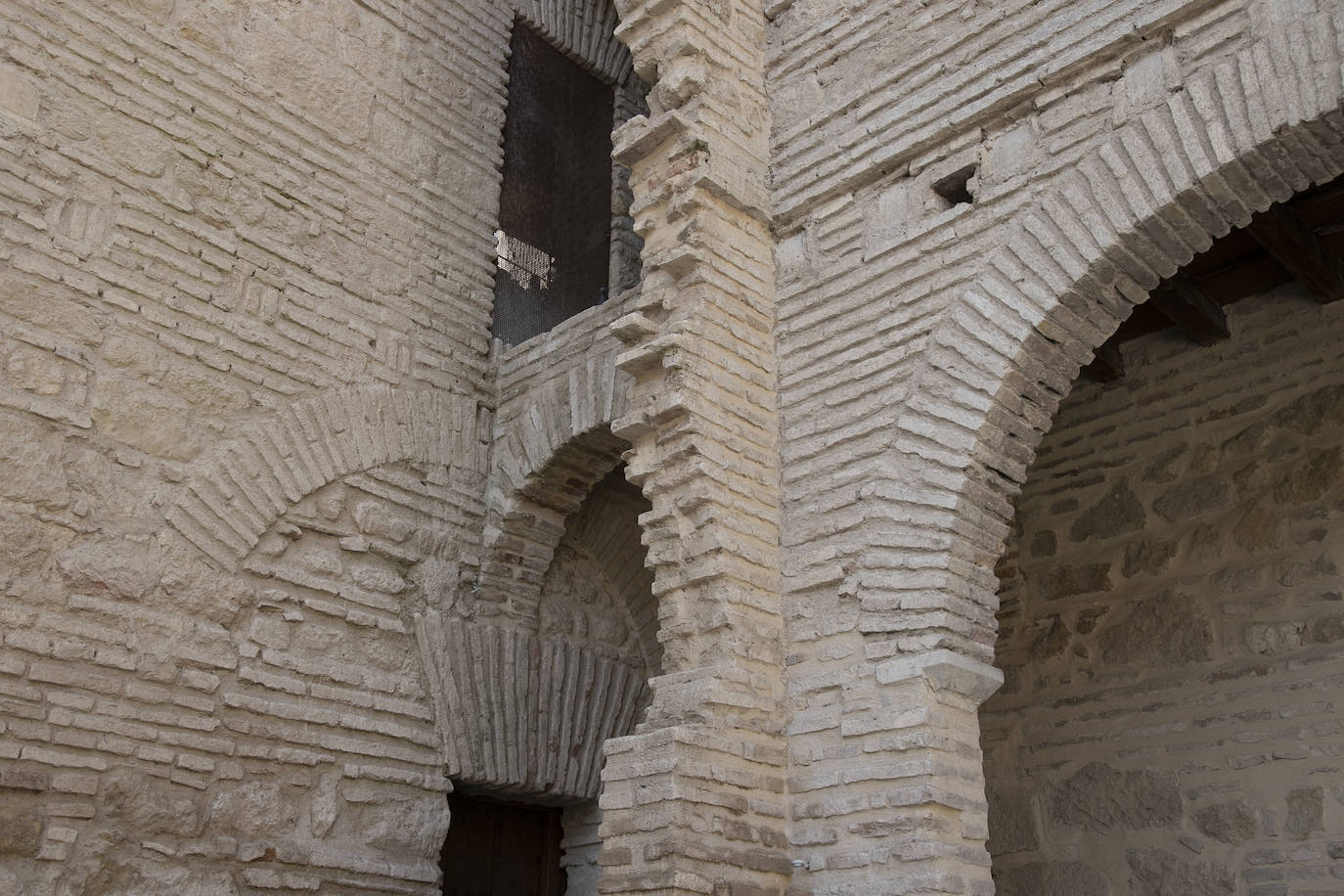 La recuperada puerta almohade del Alcázar de Córdoba, en imágenes