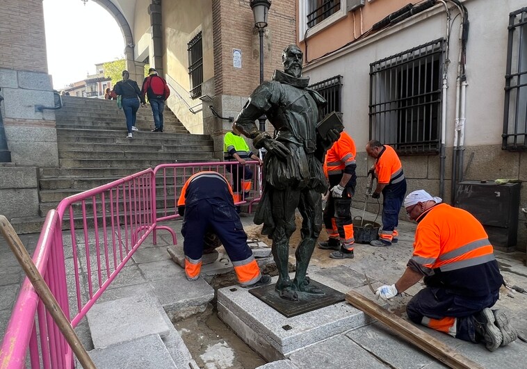 La estatua de Cervantes vuelve al Arco de la Sangre tras la consolidación de sus anclajes
