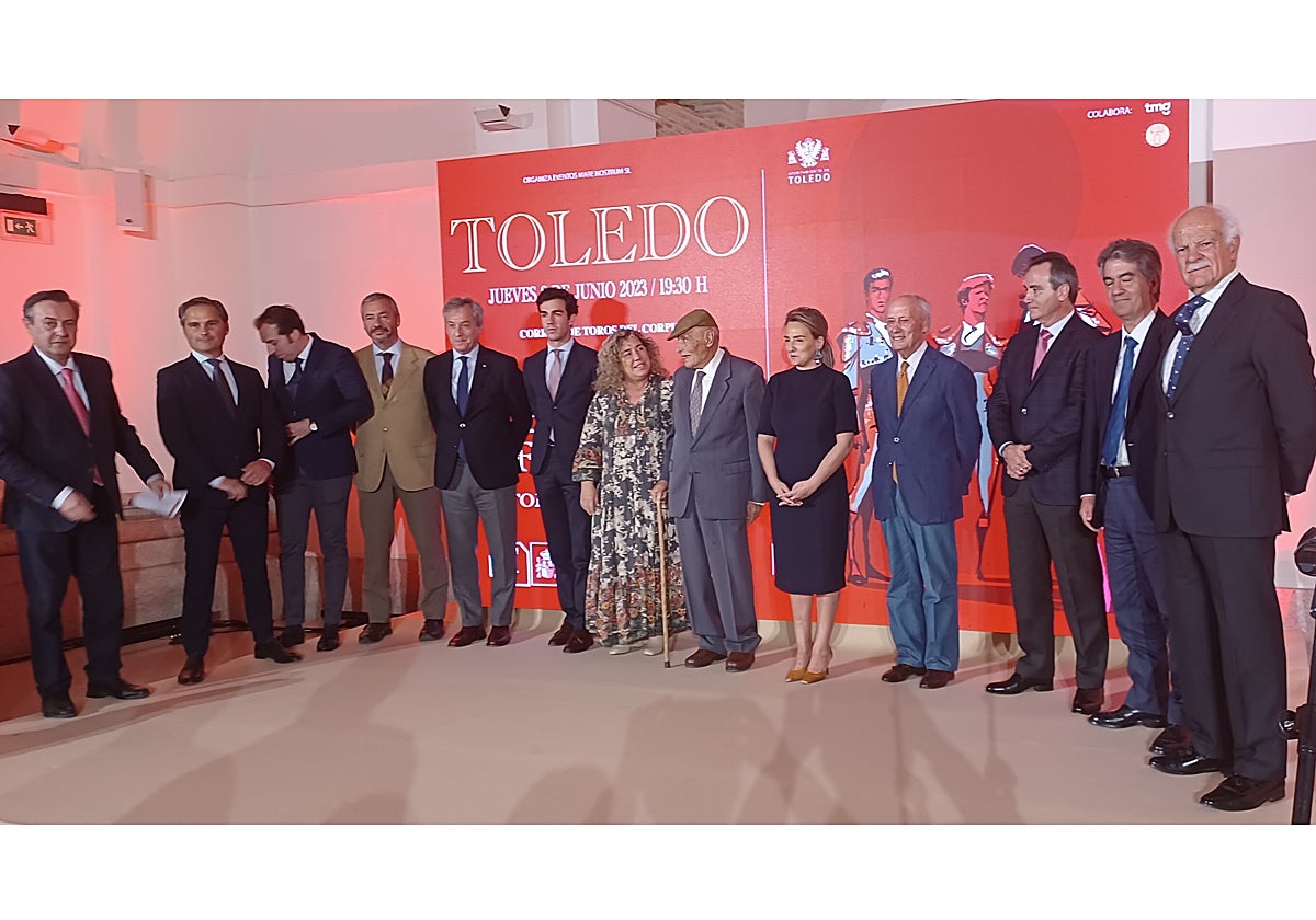 Foto de familia en San Marcos, en la que, entre otros, aparecen José Ribagorda, Nacho Lloret, Javier López (Eurocaja Rural), Tomás Rufo, Milagros Tolón, la familia Lozano y Eduardo Martín-Peñato