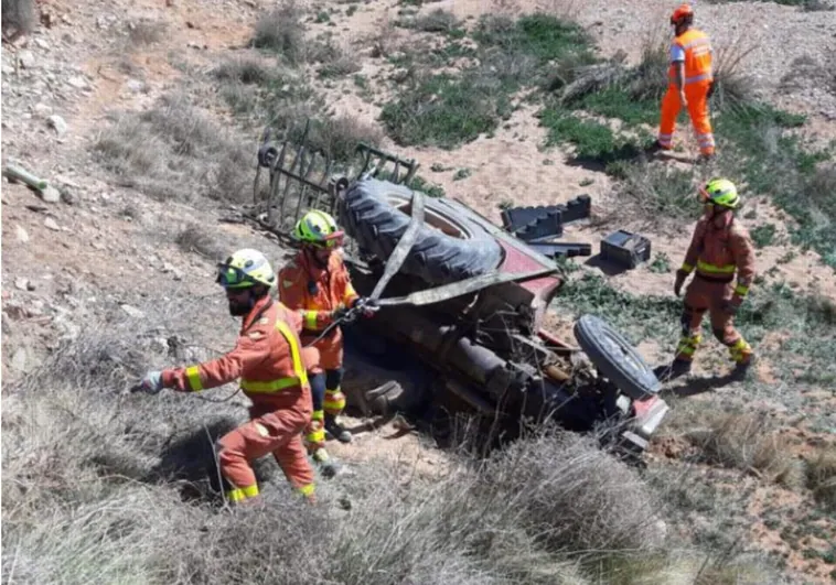Muere un agricultor al volcar con un tractor y quedar atrapado en su interior en la localidad valenciana de Utiel