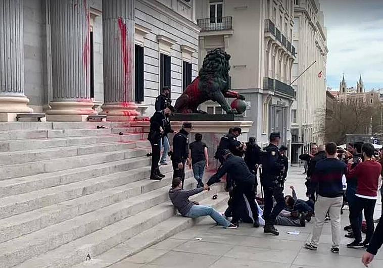 Activistas climáticos rocían pintura roja sobre el Congreso: «Los delincuentes están dentro»