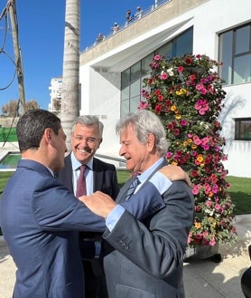 Imagen secundaria 2 - El alcalde de Estepona, José María García Urbano, y el presidente andaluz, Juanma Moreno, abrieron el mirador al público con una visita desde la que visitaron las vistas de la mano del urbanista Salvador Moreno Peralta