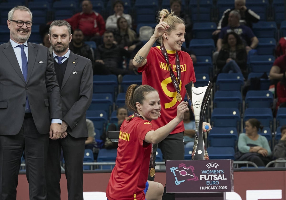 Anita Luján (arriba), con el trofeo conquistado en Hungría