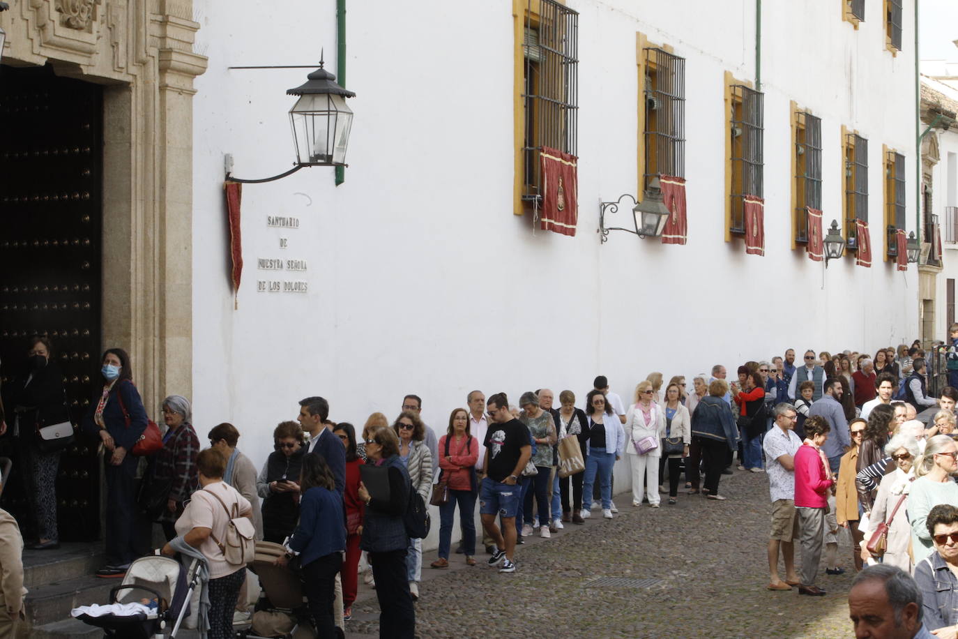 El besamanos de la Virgen de la Paz de Córdoba, en imágenes