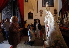 El besamanos de la Virgen de la Paz de Córdoba, en imágenes