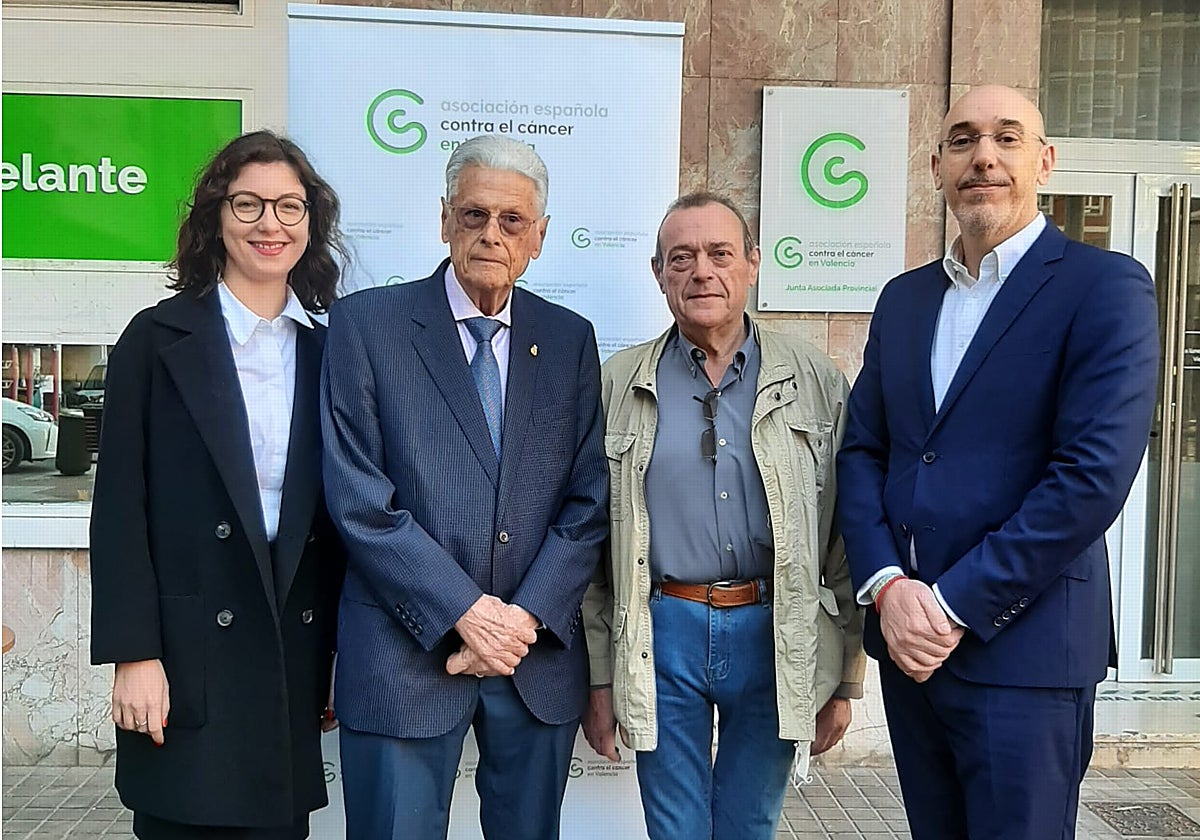 De izquierda a derecha, Natalia Ruiz, el dr. Llombart, Salva Moreno, beneficiario del programa de cribado, y Javier Martí, del Consejo Ejecutivo de la Asociación