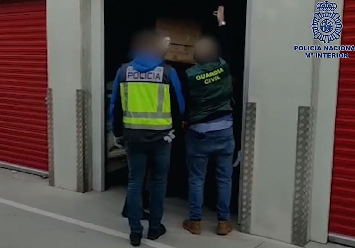 Agentes de la Guardia Civil y de la Policía Nacional registran un garaje