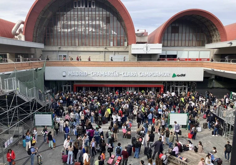 Miles de viajeros afectados por la interrupción del tráfico de trenes en Chamartín durante horas