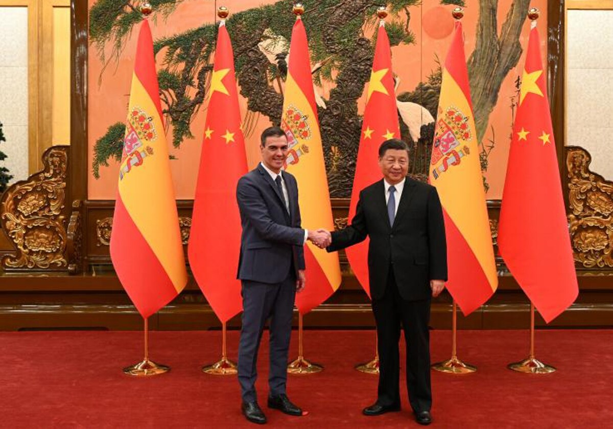 Sánchez estrecha la mano de Xi Jinping