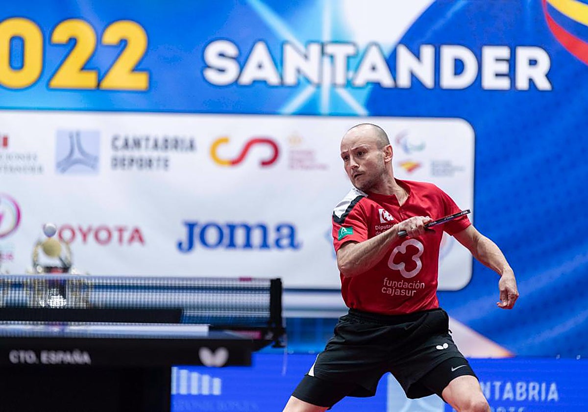 Carlos Machado golpea la pelota durante un encuentro esta temporada