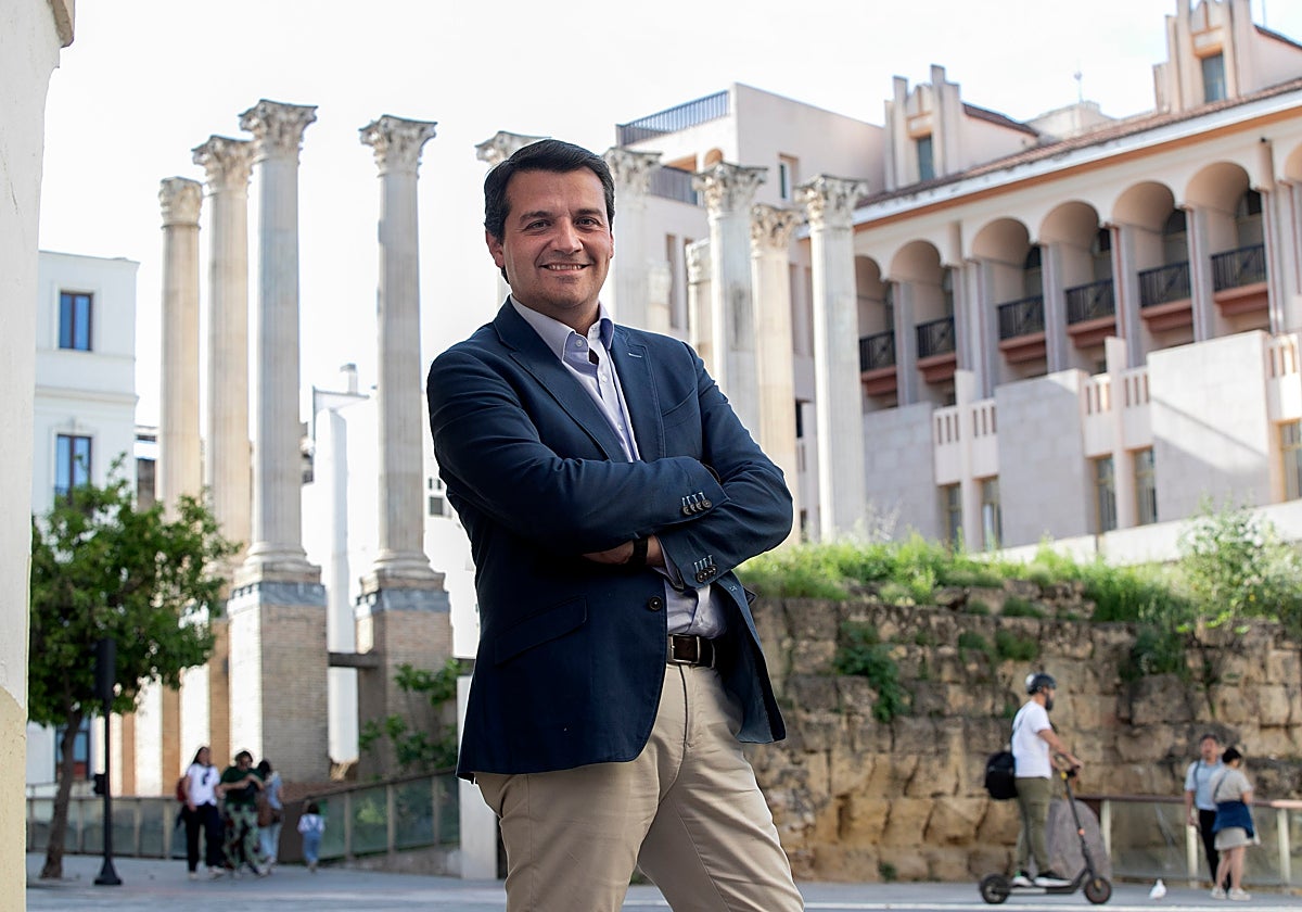 José María Bellido, alcalde y candidato del PP a la reelección, junto al templo romano y el Ayuntamiento de Córdoba