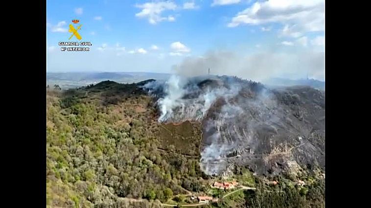 Las imágenes aéreas de los incendios descontrolados que cercan el monte Naranco, el pulmón de Oviedo