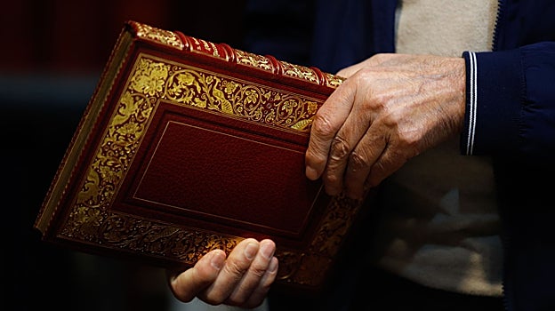 Ruiz Luque sostiene una de las joyas de su biblioteca