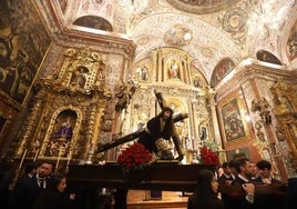 El rezo del vía crucis con el Caído y el Cristo de la Providencia de Córdoba, en imágenes