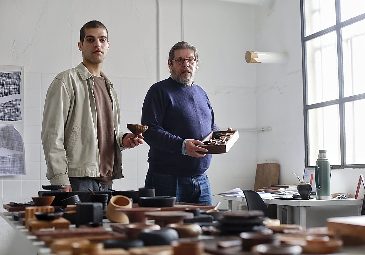 Los Sangiovanni, junto a algunas de las piezas de madera en su taller de Santiago