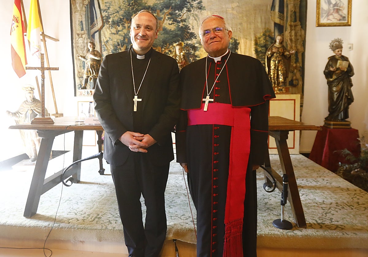 Prieto junto al prelado de Córdoba tras la comparecencia ante los medios